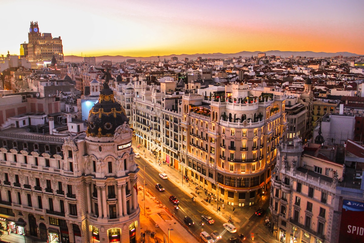 Madrid — Gran Vía y Edificio Metrópolis al atardecer